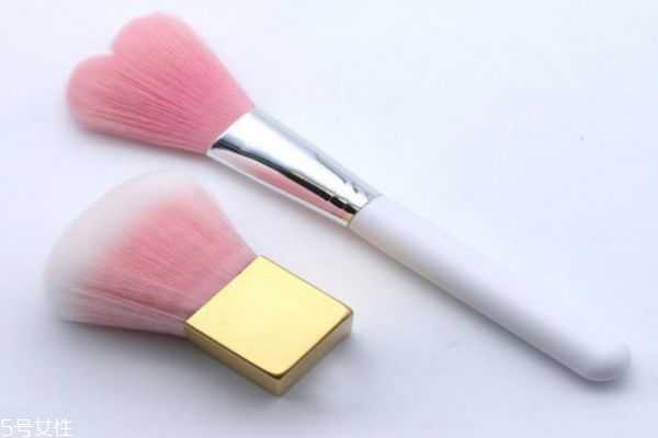 腮红刷要怎么选？怎么清洁腮红刷？