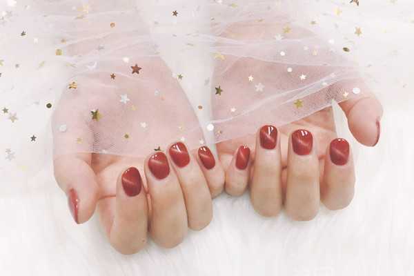 美甲会让手变黑吗 美甲会让手变黑吗