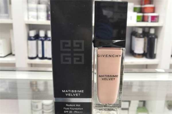 纪梵希绒雾哑光粉底液适合干皮吗？