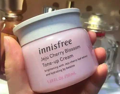 素颜霜为什么会卡粉 素颜霜为什么会卡粉