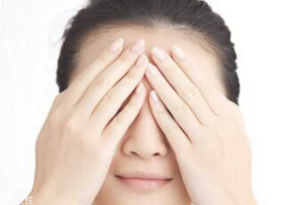 眼袋黑眼圈怎么消除