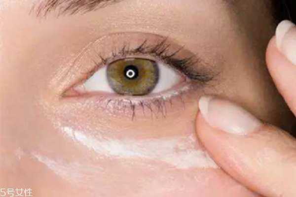 涂眼霜反而长皱纹什么原因