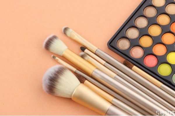 唇刷能当眉刷用吗?唇刷和遮瑕刷的区别 唇刷能当眉刷用吗?唇刷和遮瑕刷的区别