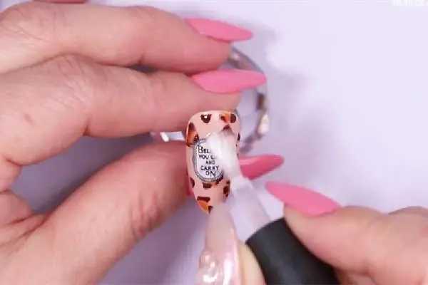 美甲封层后又粘的饰品能挺几天 美甲封层后又粘的饰品能挺几天