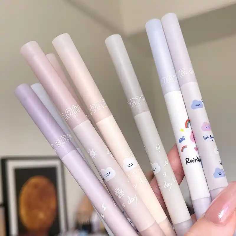 唇线笔要比口红颜色深吗