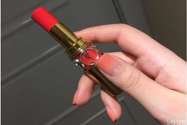 冬天腿上起皮屑是怎么回事？怎么解决？