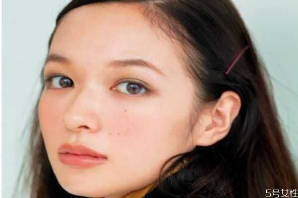 冬天化妆卡粉怎么办？可能是你方法没有用对