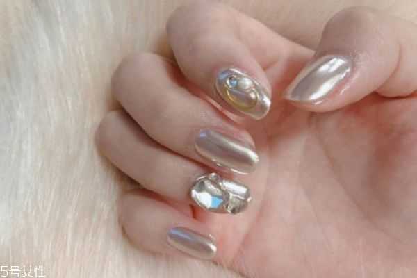 先涂魔镜粉还是先封层? 先涂魔镜粉还是先封层?