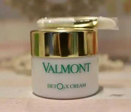 面霜主要涂在哪个部位