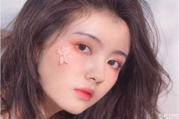 秋季适合画哪种妆容 秋季流行妆容画法