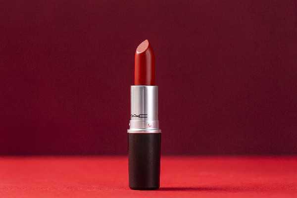 口红和唇釉哪个不容易掉色 口红和唇釉哪个不容易掉色