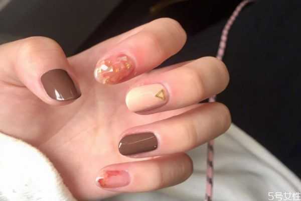 透明指甲油可以当封层吗 透明指甲油可以当封层吗