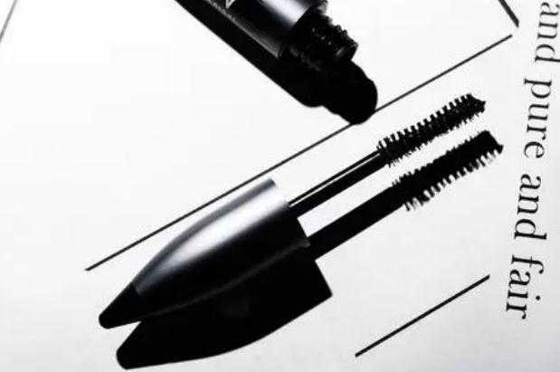 睫毛膏可以用洗面奶洗掉吗 睫毛膏可以用来整理碎发吗