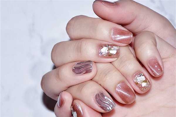 猫眼美甲要用专门的指甲油吗 猫眼美甲要用专门的指甲油吗