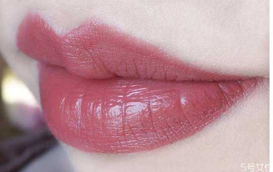 厚嘴唇适合涂豆沙色吗