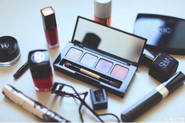 化妆品过期一个月还能用吗？化妆品过期多久不能用