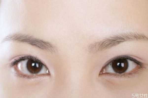 早上起床眼睛肿了如何快速消肿？造成眼睛浮肿的原因