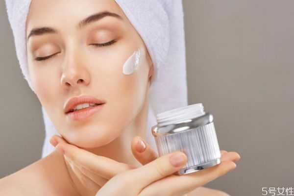 晚上护肤有什么要注意的？晚上护肤用什么护肤品