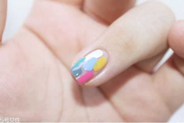 清新色块撞色美甲怎么做? 清新色块撞色美甲怎么做?