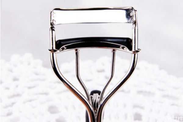 假睫毛能用睫毛夹夹吗？如何不用睫毛夹就能让睫毛翘