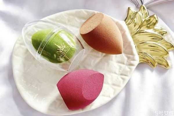 美妆蛋可以涂水乳吗？美妆蛋可以给别人用吗