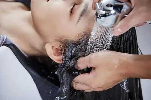 卷发棒和烫发的区别 卷发棒和烫发的区别