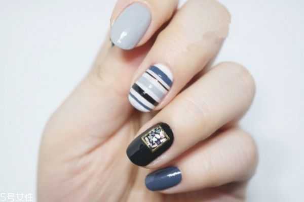 蓝色美甲怎么做？精致美甲做法教程