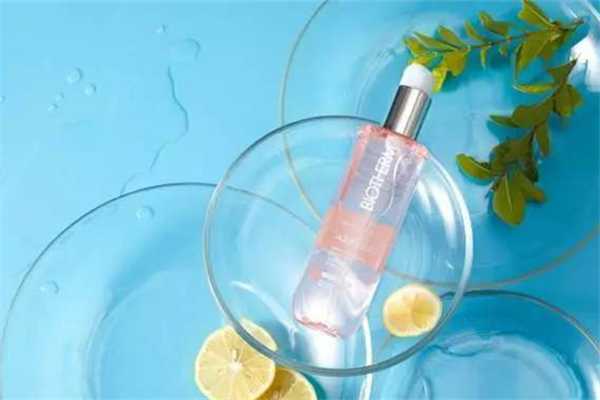 化妆水用化妆棉擦还是用手拍好 化妆水用化妆棉擦还是用手拍好