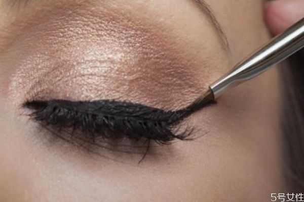 眼睛化妆技巧有哪些？眼睛变大化妆技巧