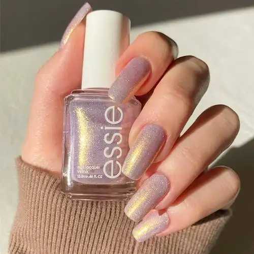 指甲油底胶和封层一样吗