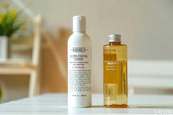 化妆水透明好还是有颜色的好？透明的和有颜色的水区别