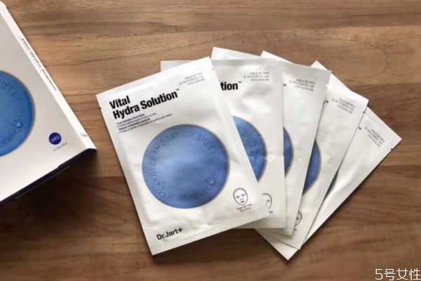 晚上贴完面膜要洗脸吗？晚上敷完面膜出门好吗