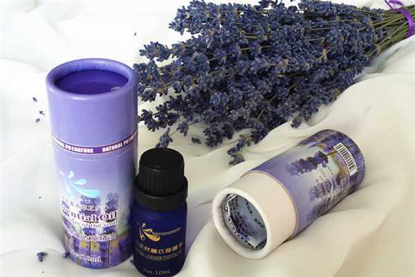 薰衣草精油可以直接涂抹在脸上吗 薰衣草精油可以直接涂抹在脸上吗