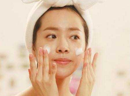 油性皮肤敷完面膜后还要洗脸吗 油性皮肤敷完面膜后还要洗脸吗