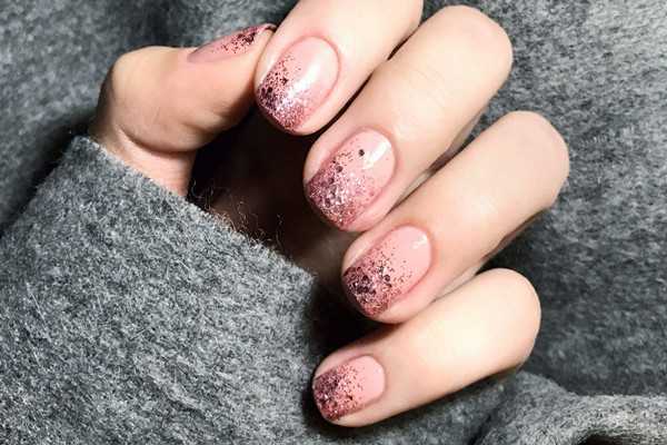 美甲能用酒精卸吗 美甲能用酒精卸吗