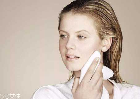 闭口反复长是什么原因