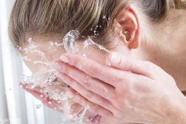 白醋能和洗面奶一起用吗 白醋能和洗面奶一起用吗