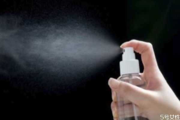 用定妆喷雾还用散粉么？定妆喷雾和散粉的上妆步骤