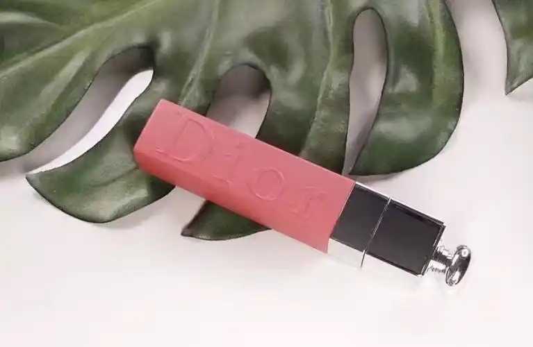 唇彩小样和正装有区别吗