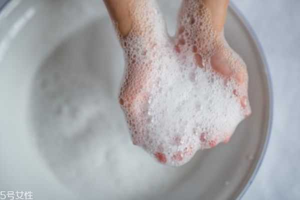 洁面膏和洁面啫喱的区别