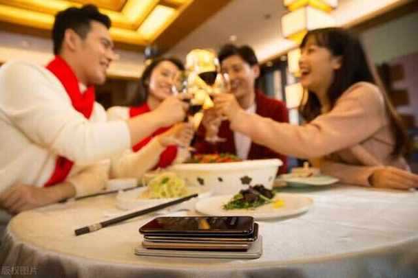 下班被领导请吃饭要去吗 下班被领导请吃饭要去吗