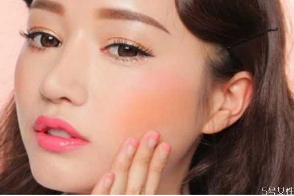 圆脸如何涂腮红好看？