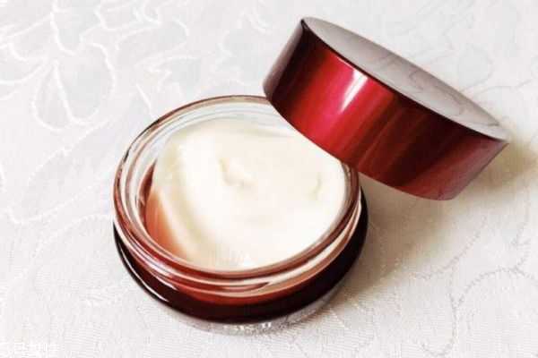 眼霜进水了影响功效吗 眼霜的正确使用和功效