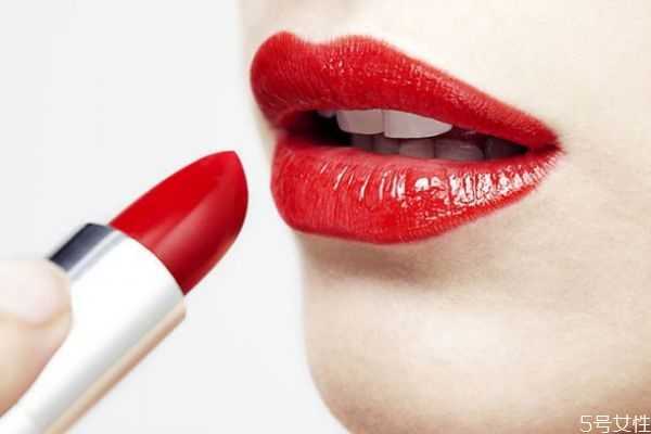 口红从根部断裂怎么办？口红可以当眼影吗