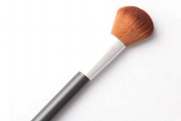 化妆刷不洗会导致粉刺吗