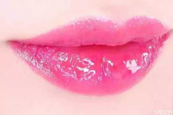 口红和唇彩哪个危害小?唇彩的保质期多长时间 口红和唇彩哪个危害小?唇彩的保质期多长时间