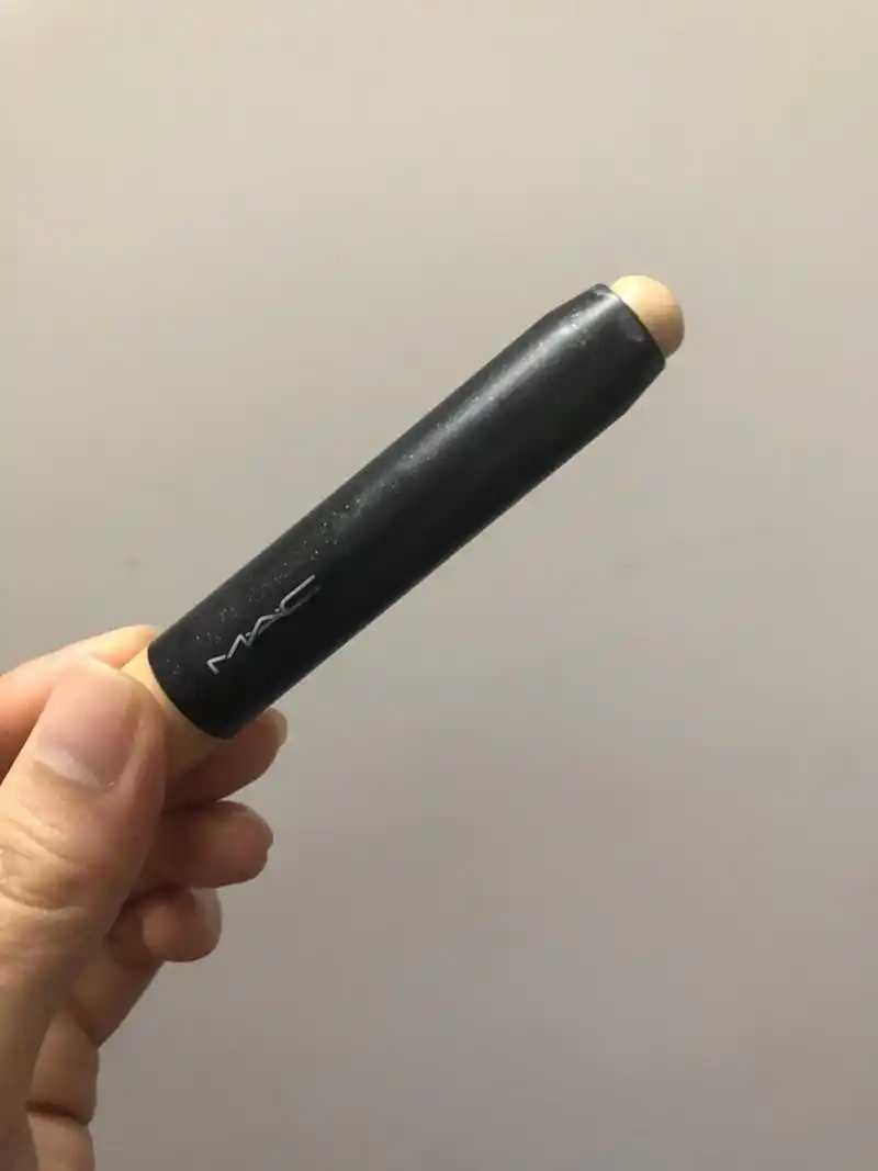 遮瑕笔和遮瑕棒哪个好用？新手选择遮瑕笔还是遮瑕棒