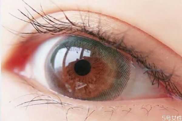 眼睛小了怎么戴美瞳？戴美瞳时老眨眼怎么办