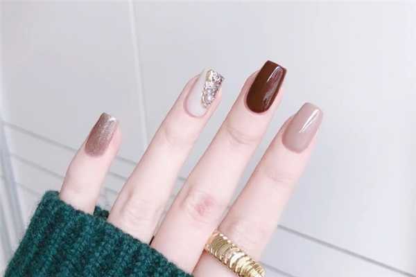 秋天做什么颜色的美甲好看