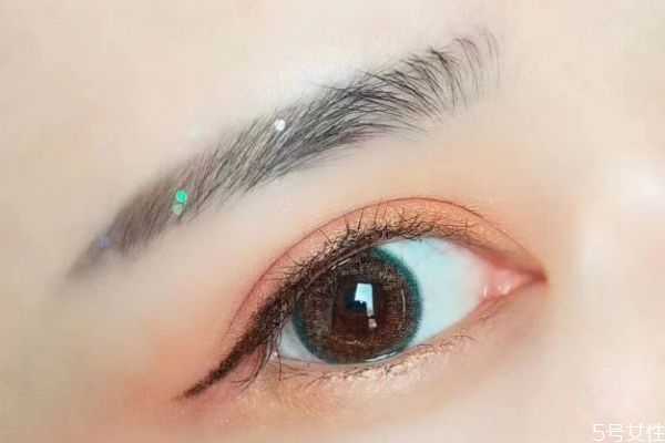 眼影为什么容易掉 眼影为什么涂上会结块